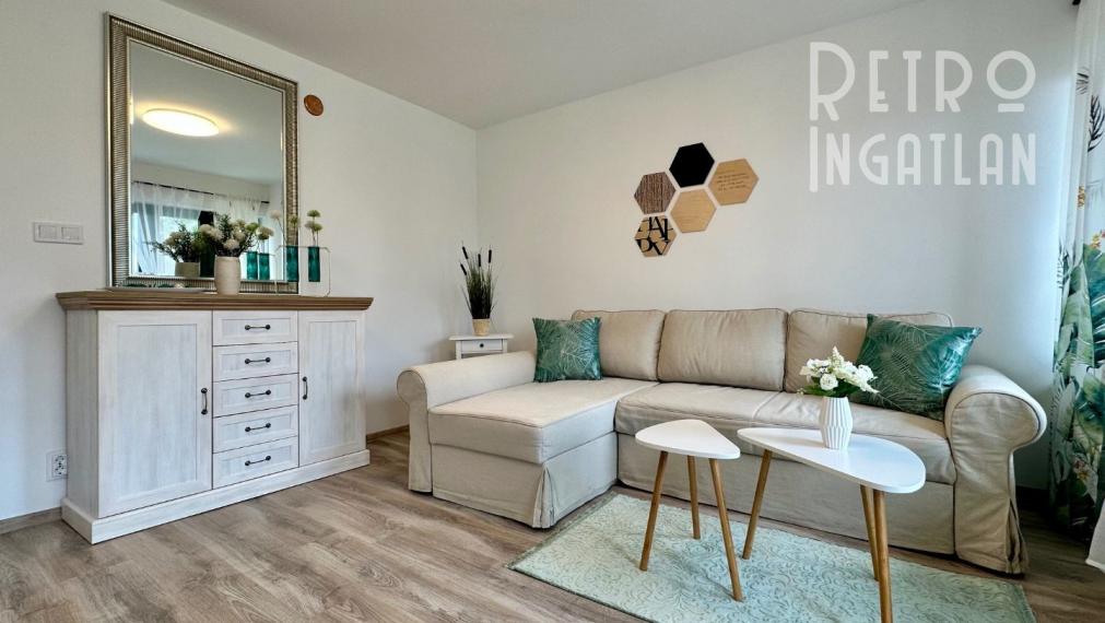 MAĎARSKO - JAZERO RAKACA - KOMPLETNE ZARIADENÁ MUROVANÁ POSCHODOVÁ CHATA PRI JAZERE S TERASOU.