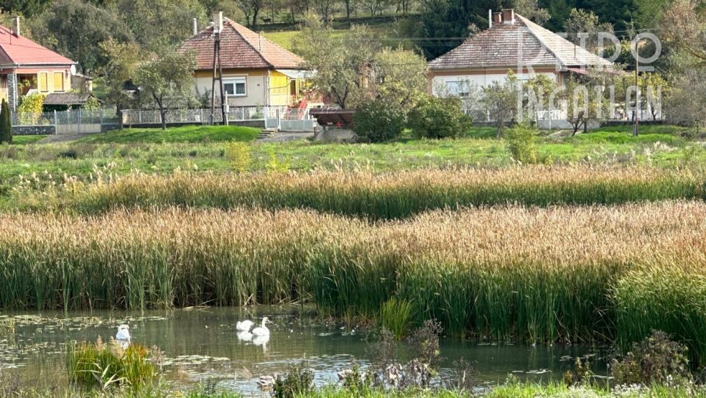 MAĎARSKO - JAZERO RAKACA - KOMPLETNE ZARIADENÁ MUROVANÁ POSCHODOVÁ CHATA PRI JAZERE S TERASOU.