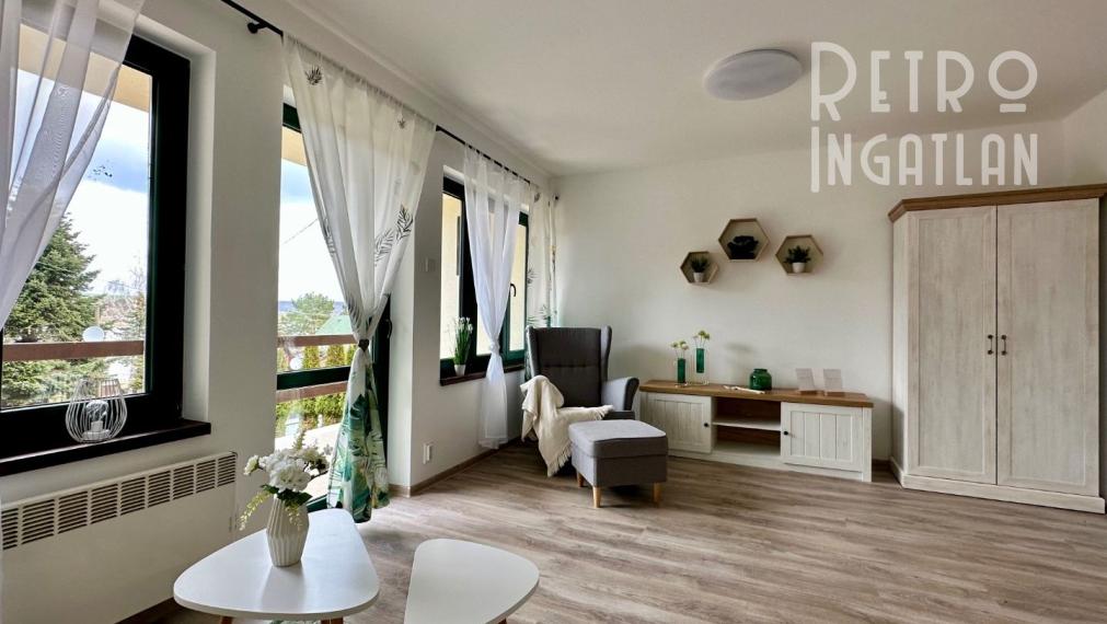 MAĎARSKO - JAZERO RAKACA - KOMPLETNE ZARIADENÁ MUROVANÁ POSCHODOVÁ CHATA PRI JAZERE S TERASOU.