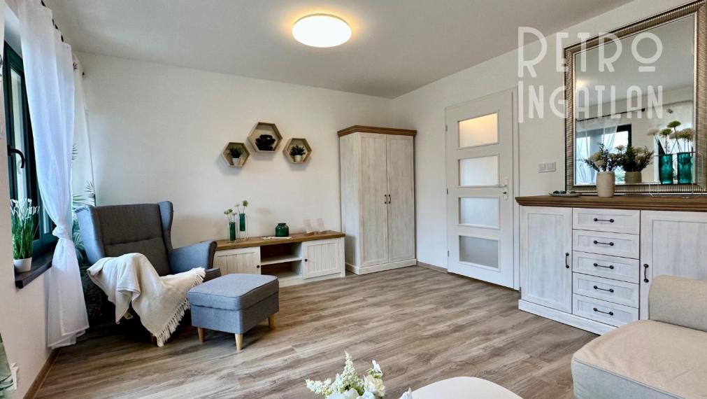 MAĎARSKO - JAZERO RAKACA - KOMPLETNE ZARIADENÁ MUROVANÁ POSCHODOVÁ CHATA PRI JAZERE S TERASOU.