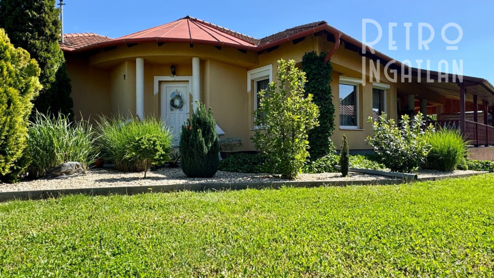 MAĎARSKO - ENCS  4 IZBOVÝ DOM S GARÁŽOU A TERASOU, PEKNÁ ZÁHRADA.