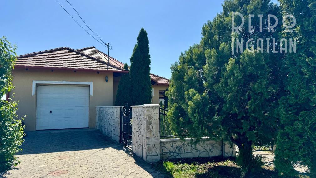 MAĎARSKO - ENCS  4 IZBOVÝ DOM S GARÁŽOU A TERASOU, PEKNÁ ZÁHRADA.