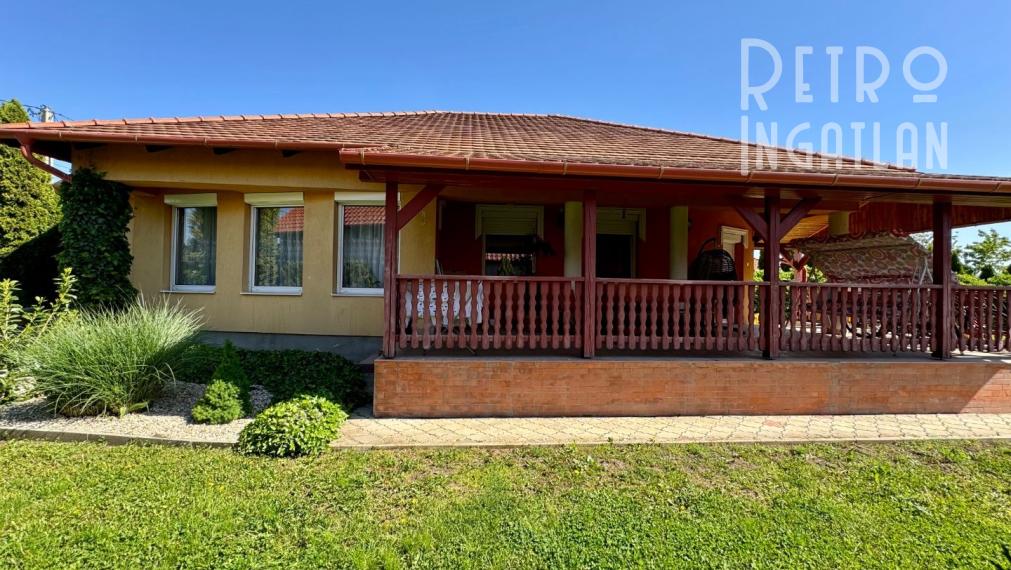 MAĎARSKO - ENCS  4 IZBOVÝ DOM S GARÁŽOU A TERASOU, PEKNÁ ZÁHRADA.