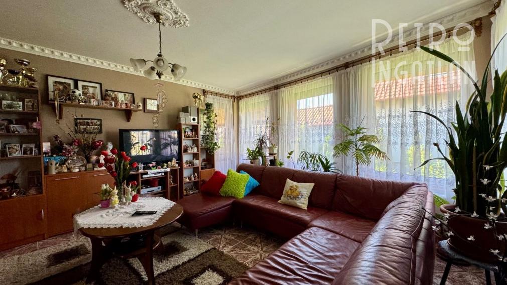 MAĎARSKO - ENCS  4 IZBOVÝ DOM S GARÁŽOU A TERASOU, PEKNÁ ZÁHRADA.