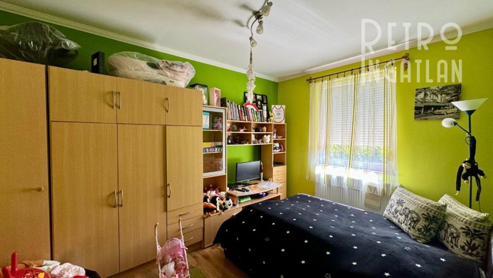 MAĎARSKO - ENCS  4 IZBOVÝ DOM S GARÁŽOU A TERASOU, PEKNÁ ZÁHRADA.