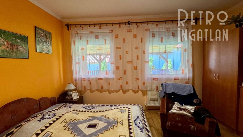 MAĎARSKO - ENCS  4 IZBOVÝ DOM S GARÁŽOU A TERASOU, PEKNÁ ZÁHRADA.