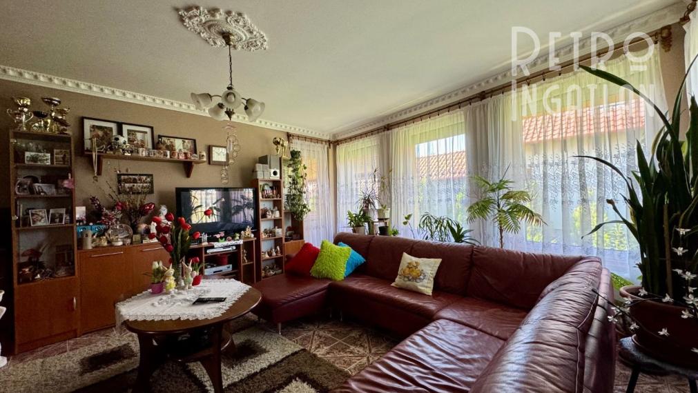 MAĎARSKO - ENCS  4 IZBOVÝ DOM S GARÁŽOU A TERASOU, PEKNÁ ZÁHRADA.