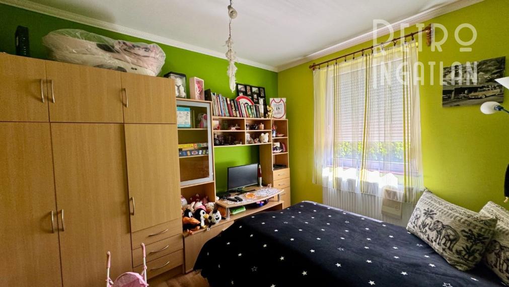 MAĎARSKO - ENCS  4 IZBOVÝ DOM S GARÁŽOU A TERASOU, PEKNÁ ZÁHRADA.