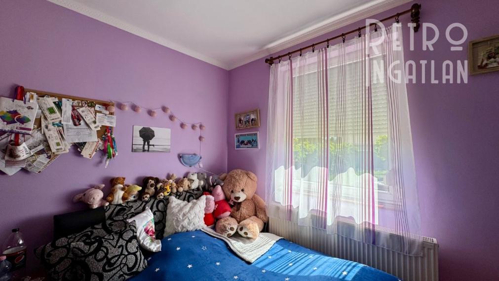 MAĎARSKO - ENCS  4 IZBOVÝ DOM S GARÁŽOU A TERASOU, PEKNÁ ZÁHRADA.