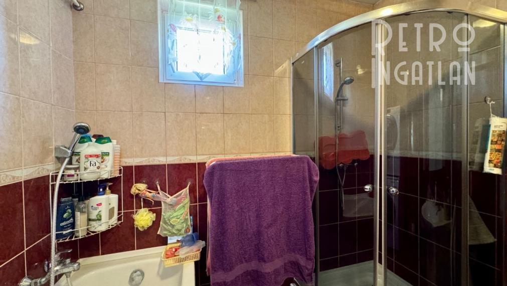 MAĎARSKO - ENCS  4 IZBOVÝ DOM S GARÁŽOU A TERASOU, PEKNÁ ZÁHRADA.