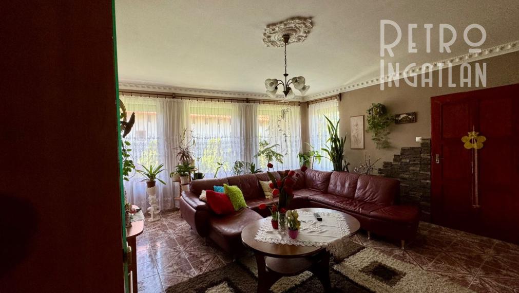 MAĎARSKO - ENCS  4 IZBOVÝ DOM S GARÁŽOU A TERASOU, PEKNÁ ZÁHRADA.