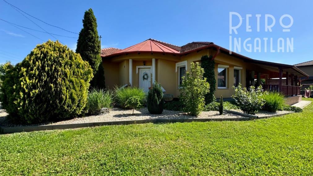 MAĎARSKO - ENCS  4 IZBOVÝ DOM S GARÁŽOU A TERASOU, PEKNÁ ZÁHRADA.