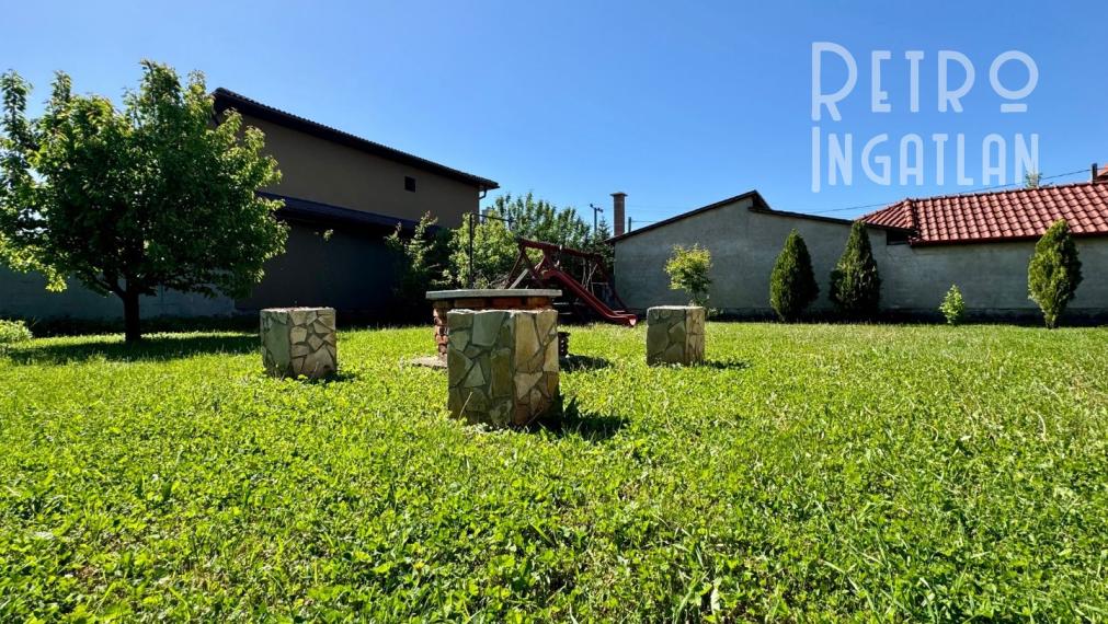 MAĎARSKO - ENCS  4 IZBOVÝ DOM S GARÁŽOU A TERASOU, PEKNÁ ZÁHRADA.