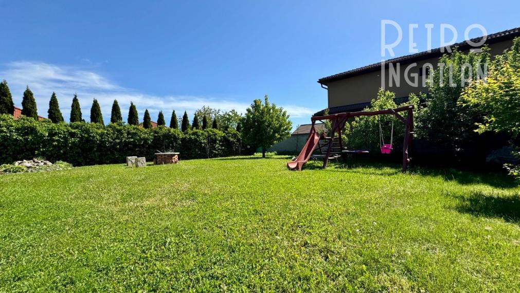 MAĎARSKO - ENCS  4 IZBOVÝ DOM S GARÁŽOU A TERASOU, PEKNÁ ZÁHRADA.