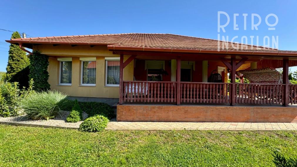 MAĎARSKO - ENCS  4 IZBOVÝ DOM S GARÁŽOU A TERASOU, PEKNÁ ZÁHRADA.