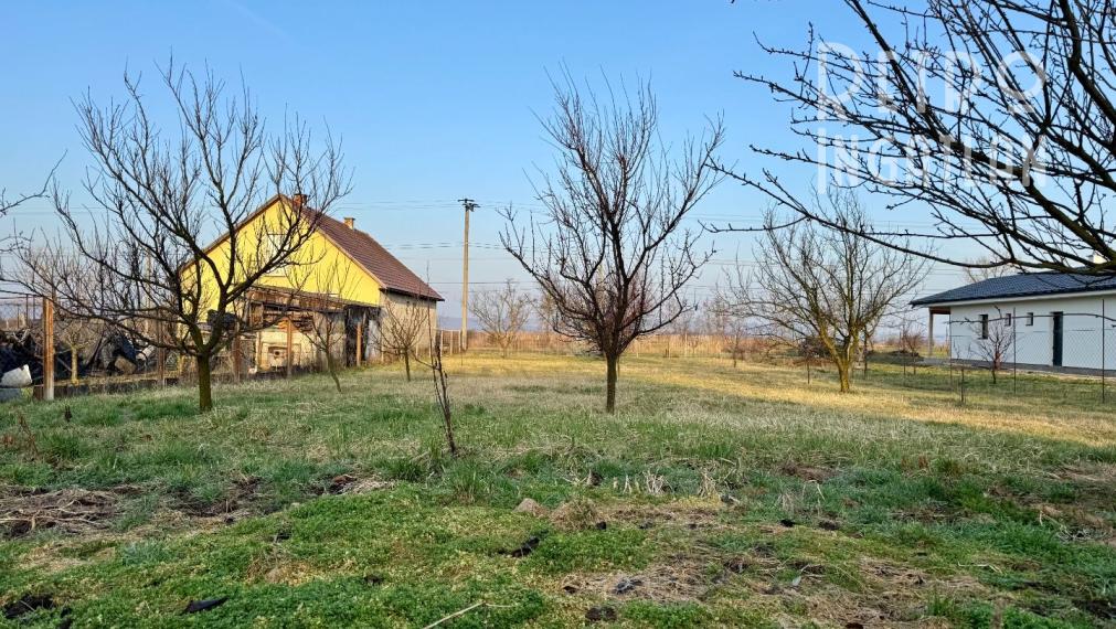 MAĎARSKO - GONC STAVEBNÝ POZEMOK 852 M2, IS NA HRANICI POZEMKU.