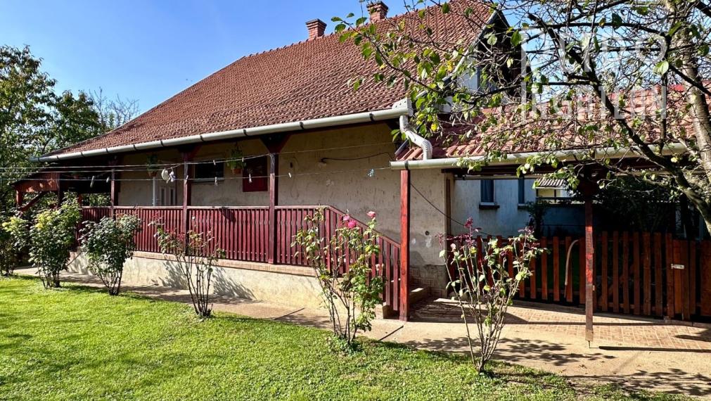 MAĎARSKO - SZENDRO  4 IZBOVÝ RODINNÝ DOM NA KĽUDNOM MIESTE