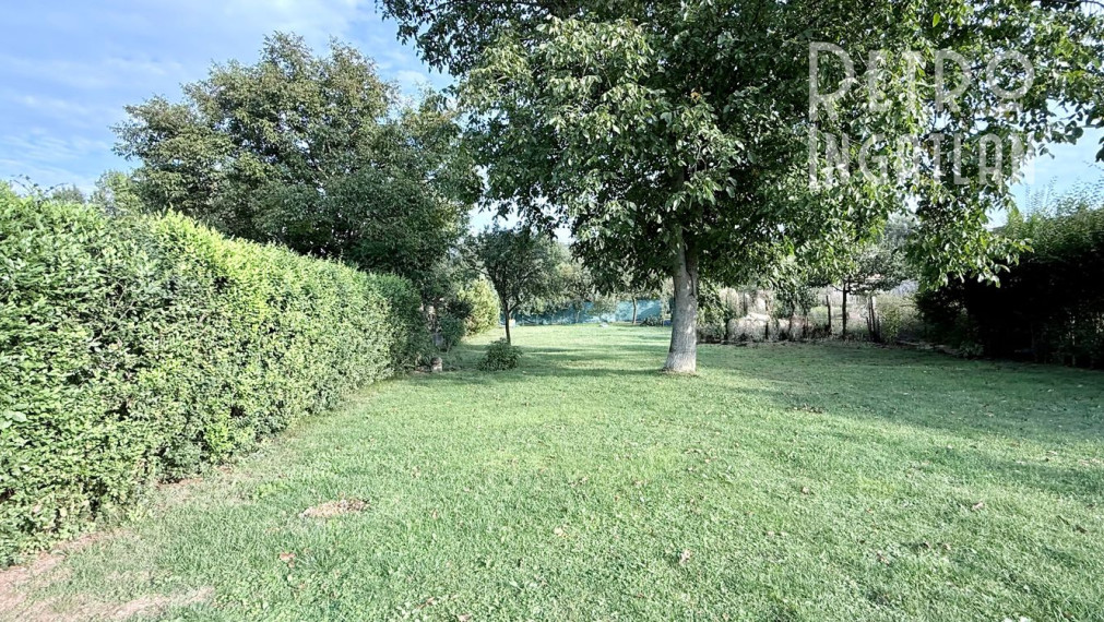 MAĎARSKO - TORNYOSNÉMETI STAVEBNÝ POZEMOK 600 M2 VŠETKY IS V DOSAHU.