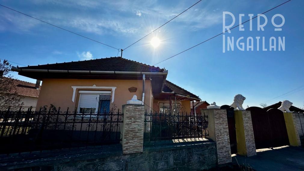 MAĎARSKO - SZENDRO 2 IZBOVÝ PEKNÝ ZREKONŠTRUOVANÝ RODINNÝ DOM  SO SAMOSTATNOU GARÁŽOU