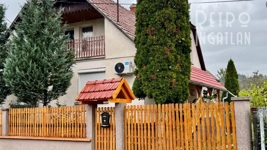 MAĎARSKO - MÁRTONYI - PEKNÝ 4 IZBOVÝ RD V KRÁSNEJ LOKALITE BLÍZKO JAZERA RAKACA.