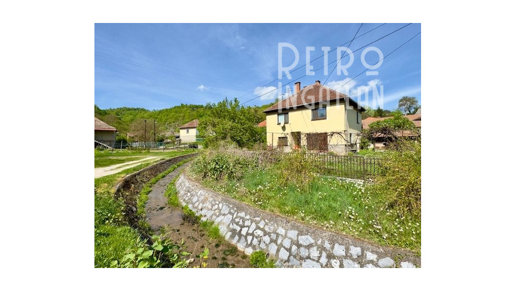 MAĎARSKO - PERKUPA 5 IZBOVÝ POSCHODOVÝ DOM PO REKONŠTRUKCII.