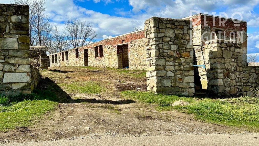 MAĎARSKO - ABAUJVÁR STAVEBNÝ POZEMOK, ZÁKLADY DOMU A MÚRY 1.700 M2, VŠETKY IS.