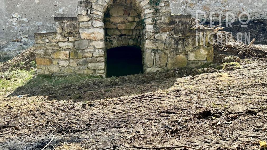 MAĎARSKO - ABAUJVÁR STAVEBNÝ POZEMOK, ZÁKLADY DOMU A MÚRY 1.700 M2, VŠETKY IS.
