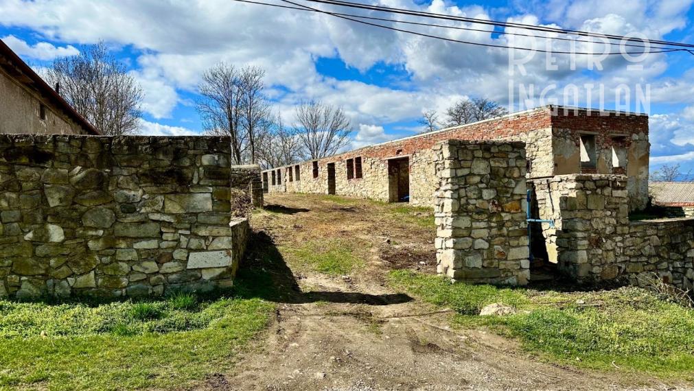 MAĎARSKO - ABAUJVÁR STAVEBNÝ POZEMOK, ZÁKLADY DOMU A MÚRY 1.700 M2, VŠETKY IS.