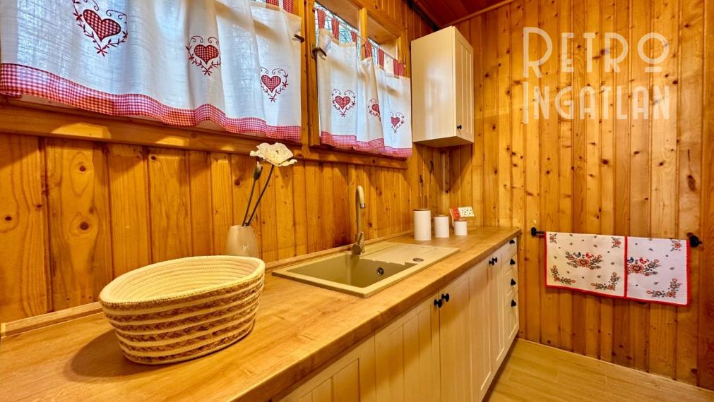 MAĎARSKO - JAZERO RAKACA - 4 IZBOVÁ ZARIADENÁ ZRUBOVÁ POSCHODOVÁ CHATA PRI JAZERE S TERASOU.