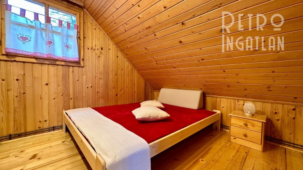 MAĎARSKO - JAZERO RAKACA - 4 IZBOVÁ ZARIADENÁ ZRUBOVÁ POSCHODOVÁ CHATA PRI JAZERE S TERASOU.