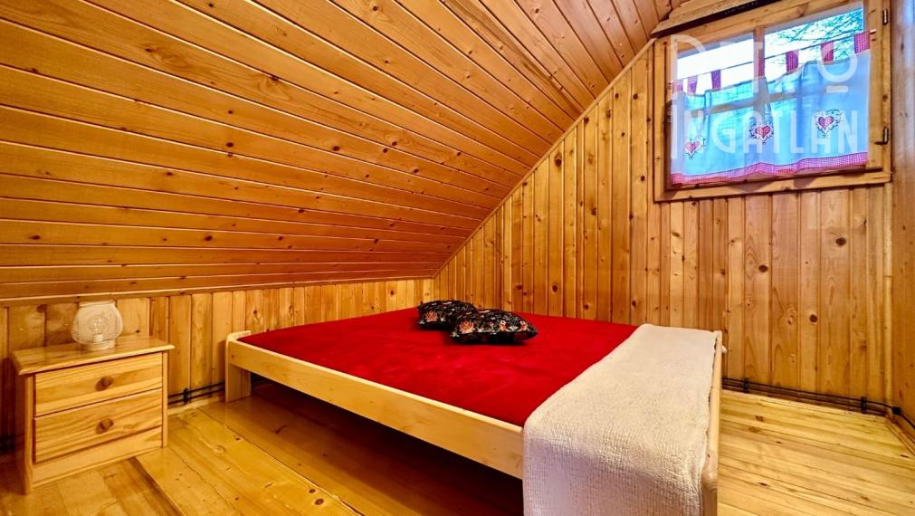 MAĎARSKO - JAZERO RAKACA - 4 IZBOVÁ ZARIADENÁ ZRUBOVÁ POSCHODOVÁ CHATA PRI JAZERE S TERASOU.