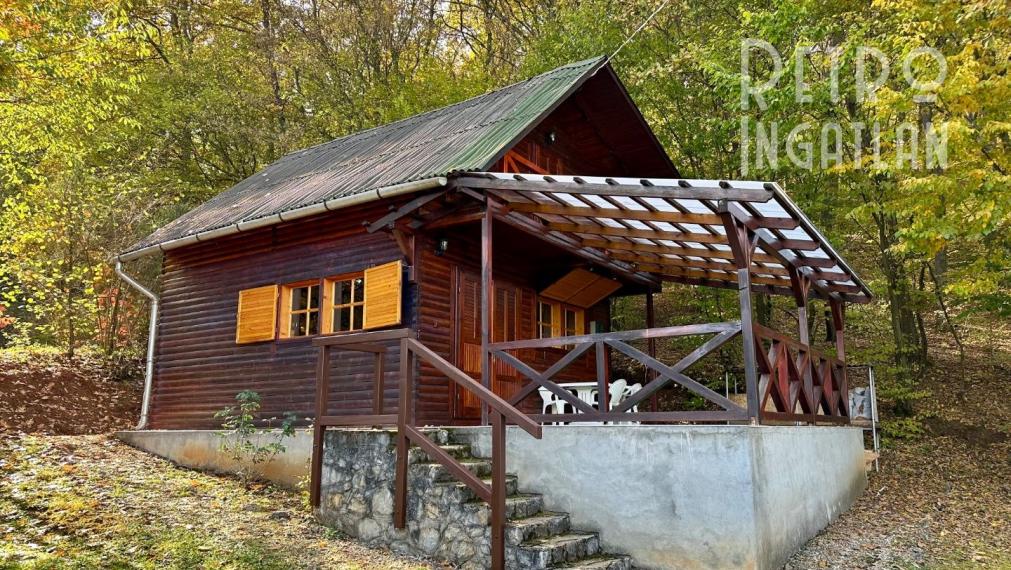 MAĎARSKO - JAZERO RAKACA - 4 IZBOVÁ ZARIADENÁ ZRUBOVÁ POSCHODOVÁ CHATA PRI JAZERE S TERASOU.