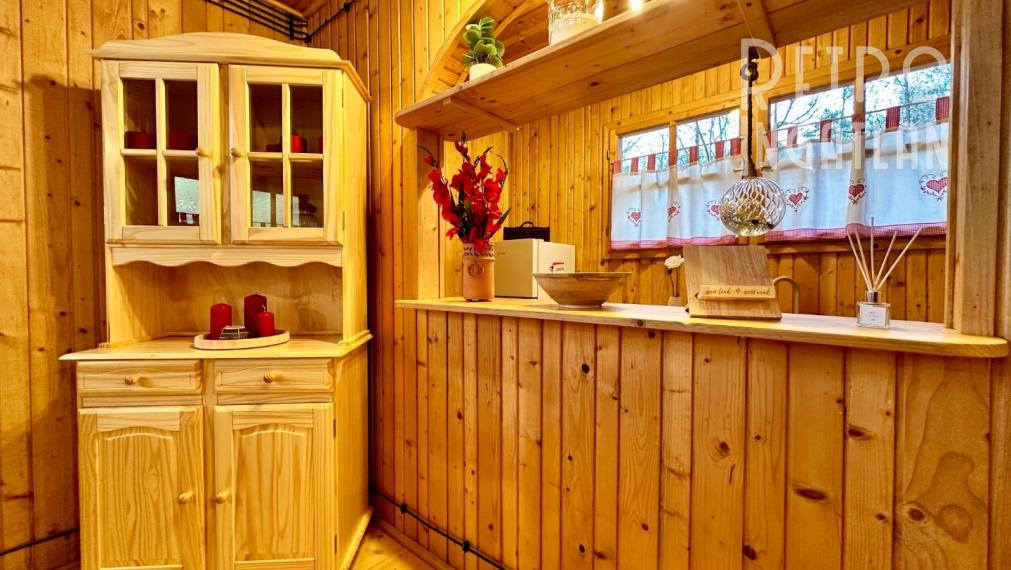 MAĎARSKO - JAZERO RAKACA - 4 IZBOVÁ ZARIADENÁ ZRUBOVÁ POSCHODOVÁ CHATA PRI JAZERE S TERASOU.