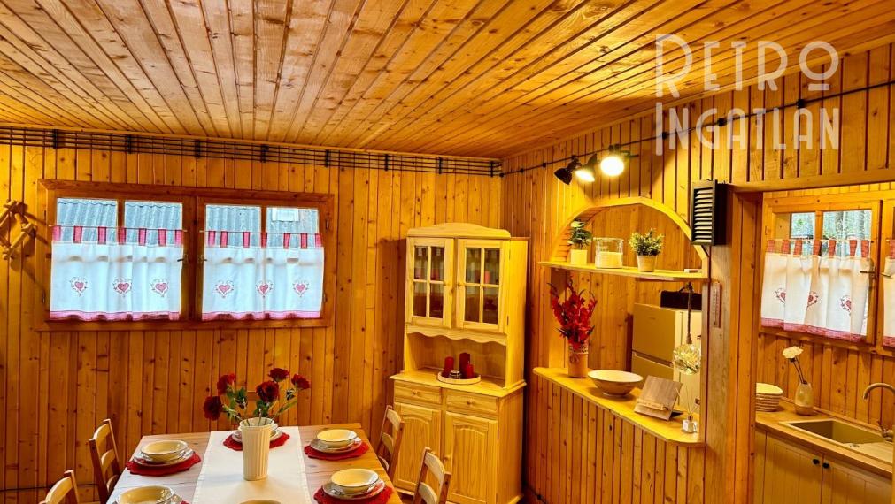 MAĎARSKO - JAZERO RAKACA - 4 IZBOVÁ ZARIADENÁ ZRUBOVÁ POSCHODOVÁ CHATA PRI JAZERE S TERASOU.