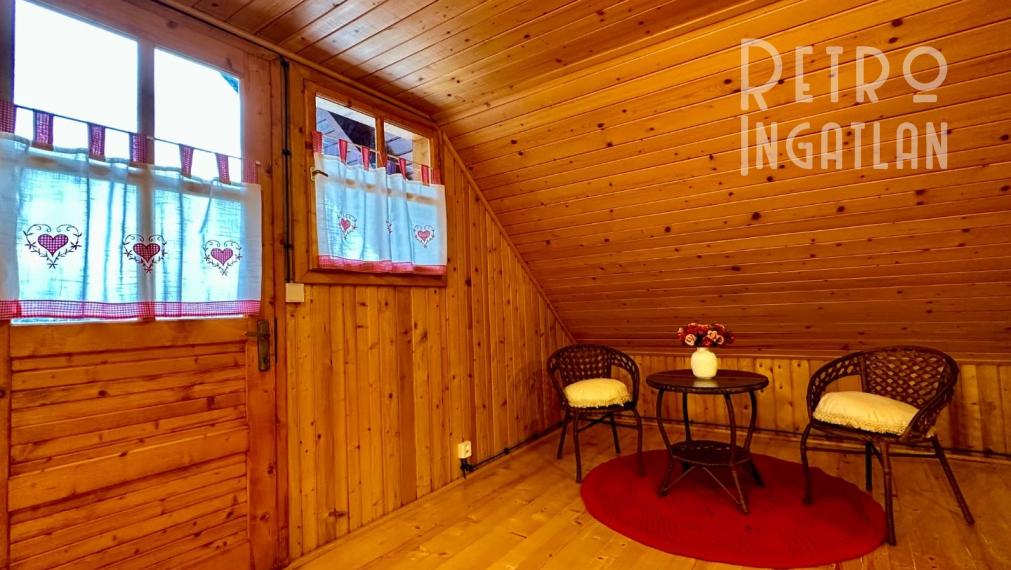 MAĎARSKO - JAZERO RAKACA - 4 IZBOVÁ ZARIADENÁ ZRUBOVÁ POSCHODOVÁ CHATA PRI JAZERE S TERASOU.