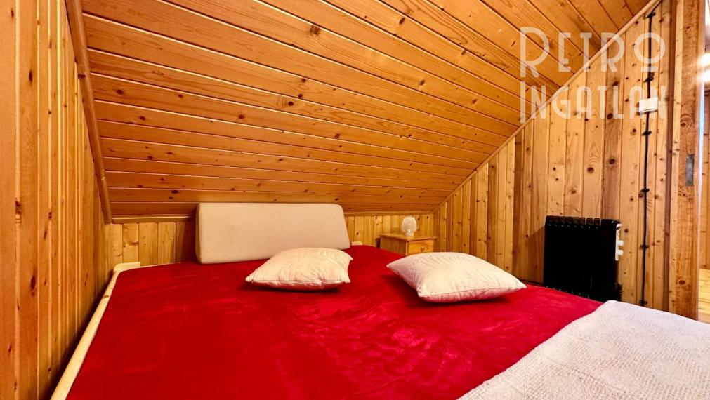 MAĎARSKO - JAZERO RAKACA - 4 IZBOVÁ ZARIADENÁ ZRUBOVÁ POSCHODOVÁ CHATA PRI JAZERE S TERASOU.