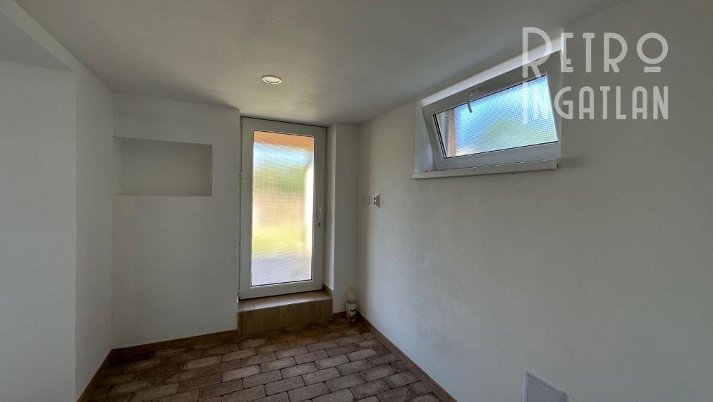 NOVÁ CENA - MAĎARSKO - JAZERO RAKACA - POSCHODOVÁ 3 IZBOVÁ CHATA, KUCHYŇA, PRI JAZERE S TERASOU.