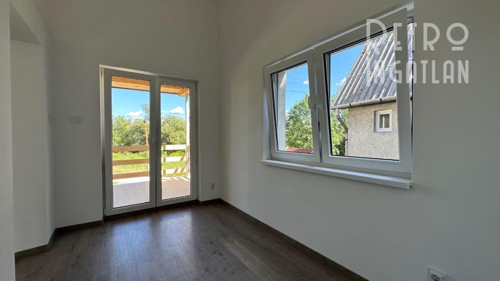 NOVÁ CENA - MAĎARSKO - JAZERO RAKACA - POSCHODOVÁ 3 IZBOVÁ CHATA, KUCHYŇA, PRI JAZERE S TERASOU.