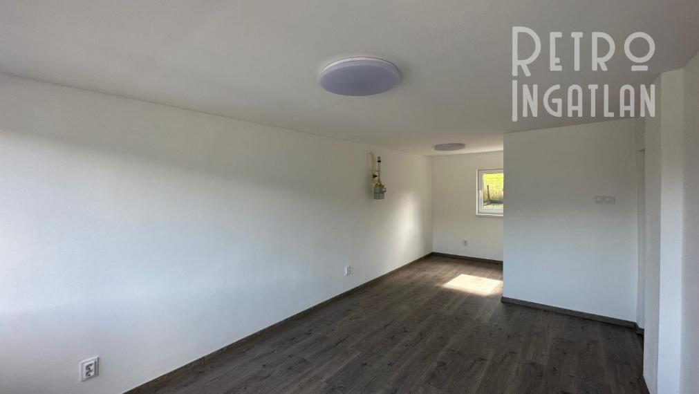 NOVÁ CENA - MAĎARSKO - JAZERO RAKACA - MUROVANÁ CHATA - PRI JAZERE S TERASOU.