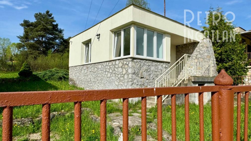 NOVÁ CENA - MAĎARSKO - JAZERO RAKACA - MUROVANÁ CHATA - PRI JAZERE S TERASOU.