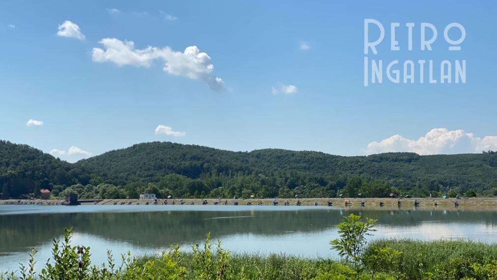 MAĎARSKO - JAZERO RAKACA  STAVEBNÝ POZEMOK 227 M2 - IS NA HRANICI POZEMKU.