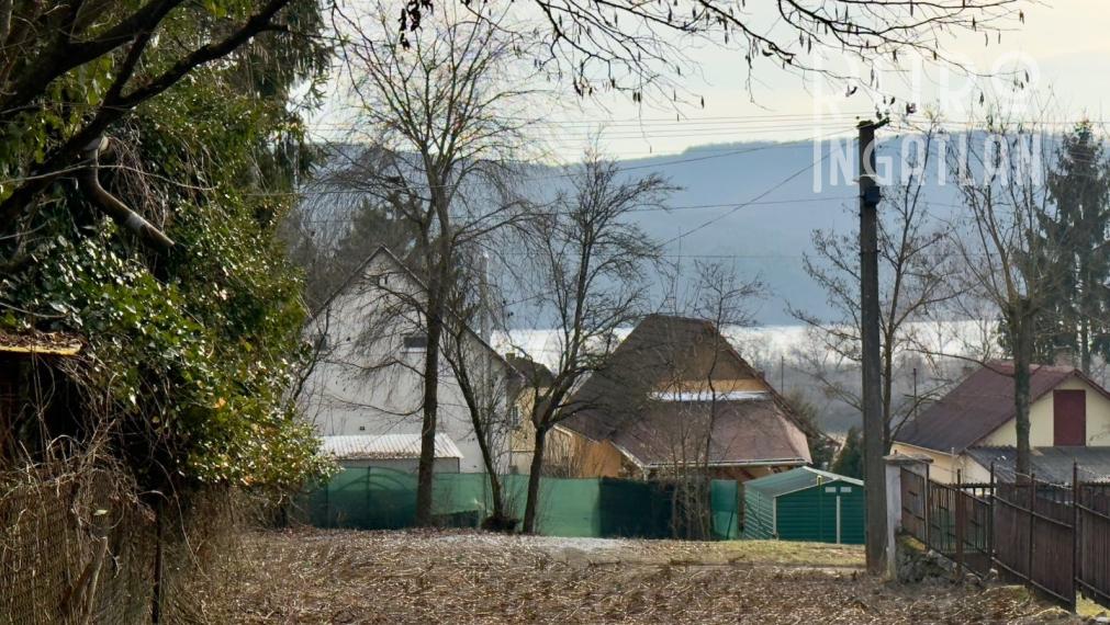 MAĎARSKO - JAZERO RAKACA  STAVEBNÝ POZEMOK 227 M2 - IS NA HRANICI POZEMKU.