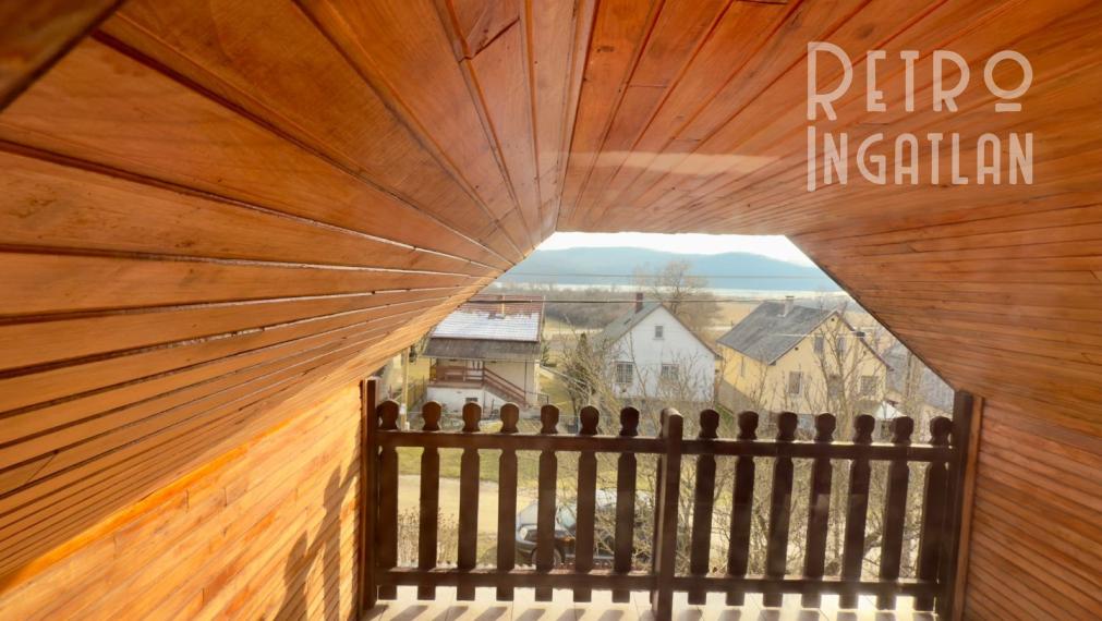 MAĎARSKO - JAZERO RAKACA - POSCHODOVÁ 3 IZBOVÁ CHATA PRI JAZERE S TERASOU.