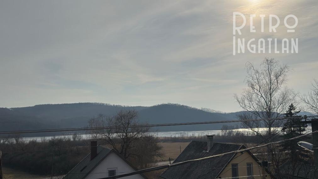 MAĎARSKO - JAZERO RAKACA - POSCHODOVÁ 3 IZBOVÁ CHATA PRI JAZERE S TERASOU.