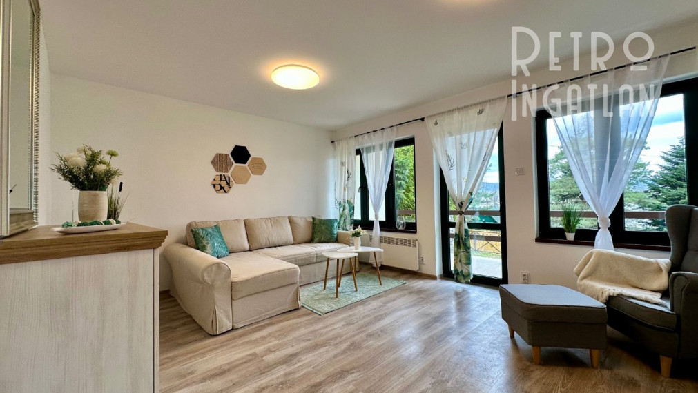 MAĎARSKO - JAZERO RAKACA - KOMPLETNE ZARIADENÁ MUROVANÁ POSCHODOVÁ CHATA PRI JAZERE S TERASOU.