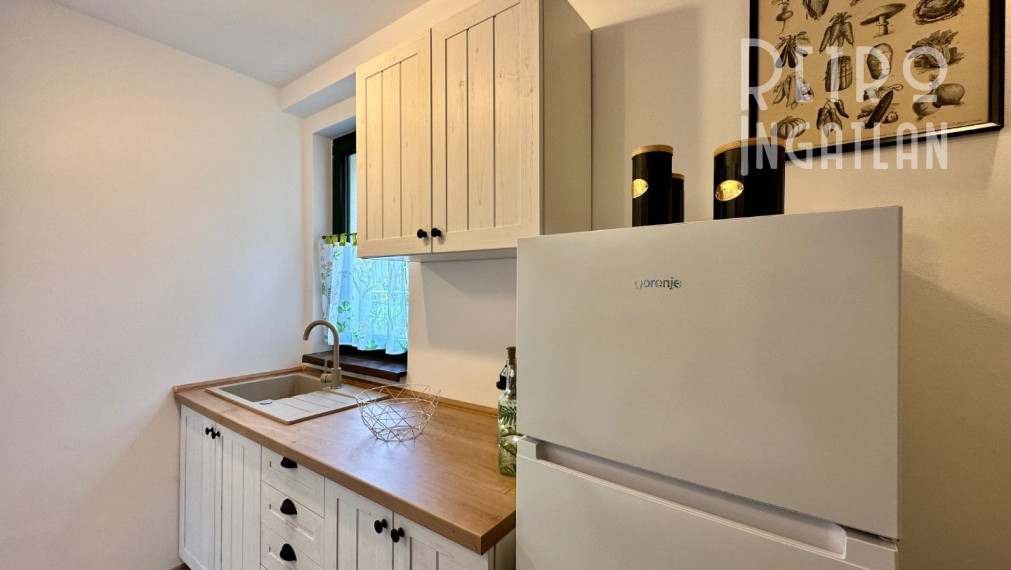 MAĎARSKO - JAZERO RAKACA - KOMPLETNE ZARIADENÁ MUROVANÁ POSCHODOVÁ CHATA PRI JAZERE S TERASOU.