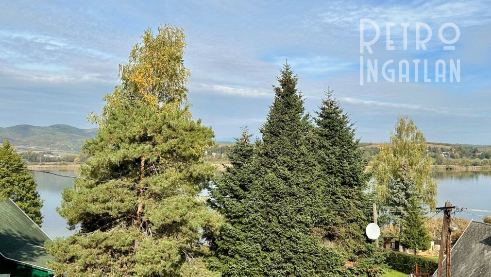 MAĎARSKO - JAZERO RAKACA - KOMPLETNE ZARIADENÁ MUROVANÁ POSCHODOVÁ CHATA PRI JAZERE S TERASOU.