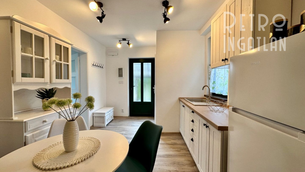 MAĎARSKO - JAZERO RAKACA - KOMPLETNE ZARIADENÁ MUROVANÁ POSCHODOVÁ CHATA PRI JAZERE S TERASOU.