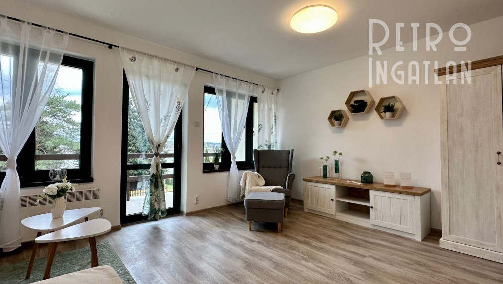 MAĎARSKO - JAZERO RAKACA - KOMPLETNE ZARIADENÁ MUROVANÁ POSCHODOVÁ CHATA PRI JAZERE S TERASOU.