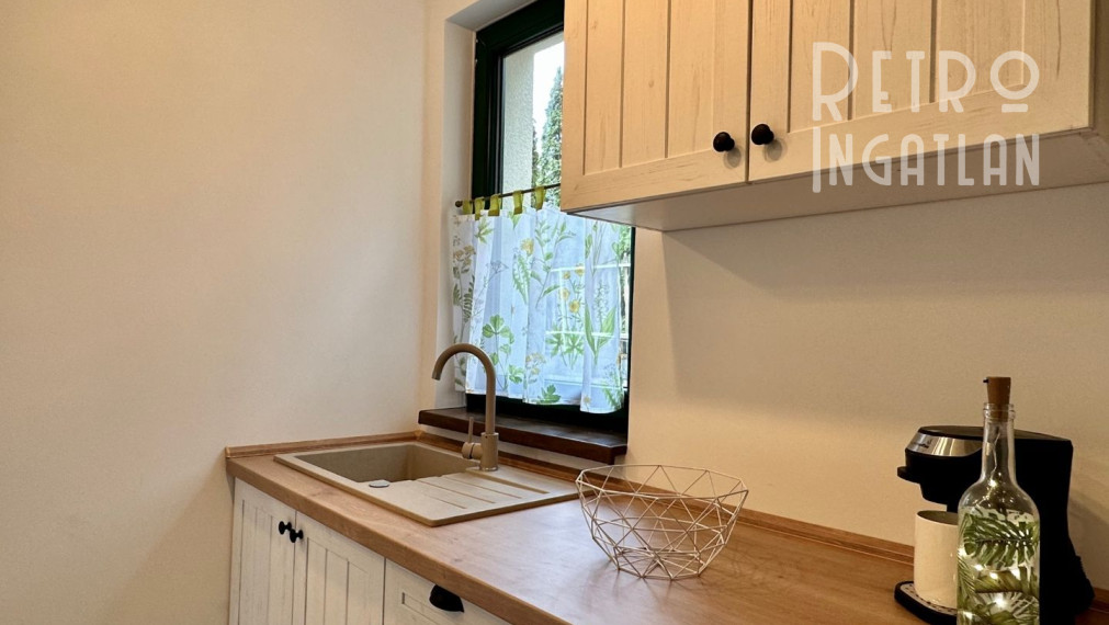 MAĎARSKO - JAZERO RAKACA - KOMPLETNE ZARIADENÁ MUROVANÁ POSCHODOVÁ CHATA PRI JAZERE S TERASOU.